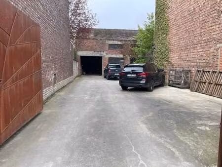 ◊ entrepôt 125 m² → 700 m² – bureau + parking ?