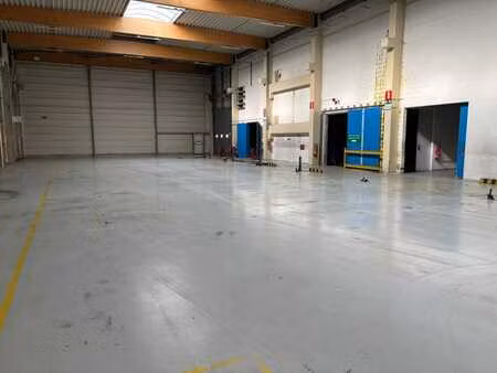 entrepôt avec bureaux à louer à wavre
