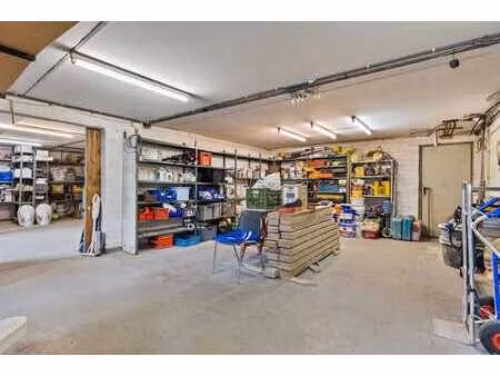 garages avec bureau et sanitaires