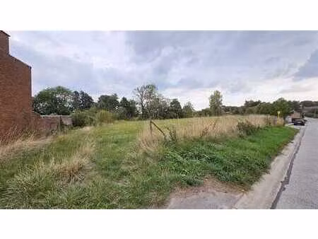 terrain de +/- 21 ares ares proposant +/- 37 mètres de façad