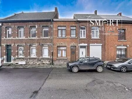 maison deux chambres à haut potentiel avec cour.