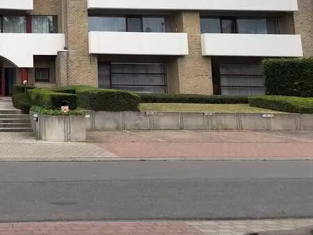 place de parking dans un quartier résidentiel