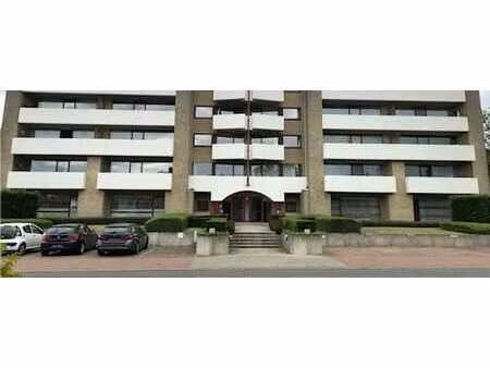 place de parking extérieur dans un quartier calme