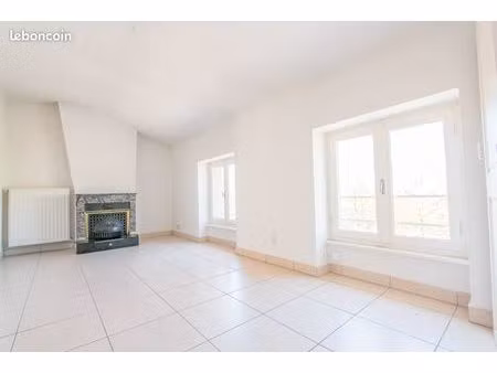 st-galmier  t2 lumineux avec vue sur les monts du forez