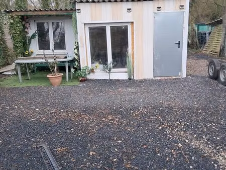 terrain de loisirs avec rivière est chalet