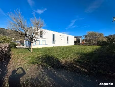 entrepôt et bureaux