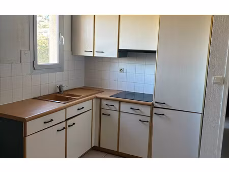 location appartement  m² t-2 à six-fours-les-plages  877 €