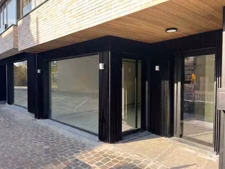 rez-de-chaussée commercial d'environ 60 m² à proximité du ce