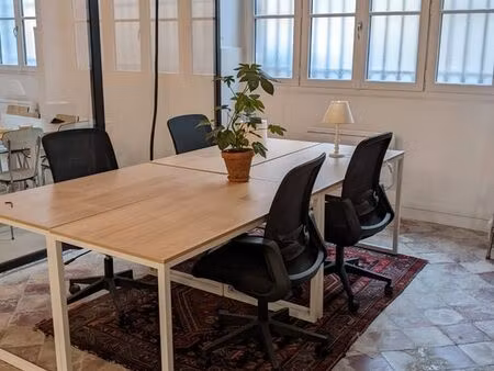 bureau en open-space dans bel espace