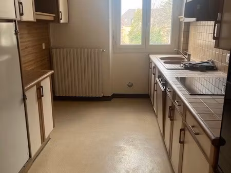 proche centre ville appartement t4 de 73m2 au 3ème étage ave
