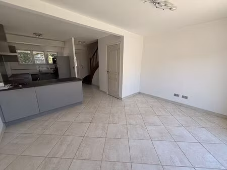 a louer la suze sur sarthe maison avec trois chambres et jardin