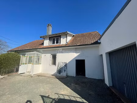 chaux  maison à rénover sur 10ares de terrain clos et arboré