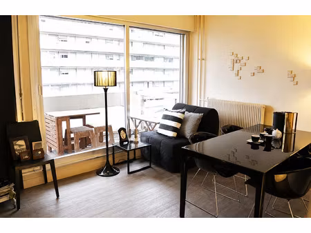 studio avec vaste balcon plein sud au calme !!