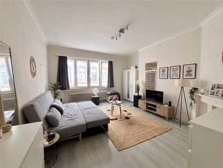 prox pl madou / spacieux studio non meublé