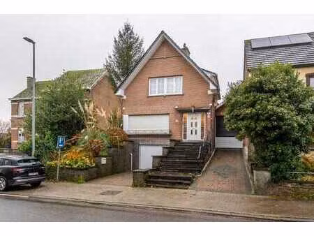 une maison d’habitation avec dépendances