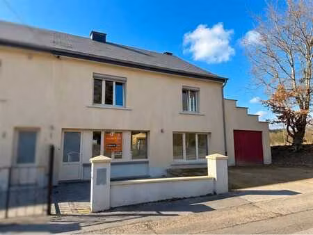 bonne maison d'habitation avec jardin. beau potentiel!