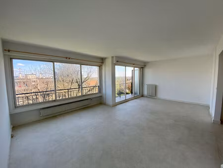 palaiseau  à 5' du centre ville   appartement f3  2 balcons  cave et box.