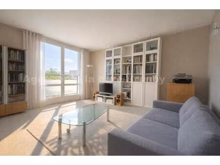 3 pieces dernier etage lumineux proche gare