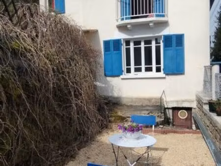 maison individuelle  avec un garage  un terrain et deux terrasses. située à 800 mètres du 