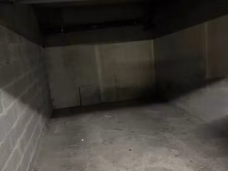 box  garage  parking ou garde-meubles à loue
