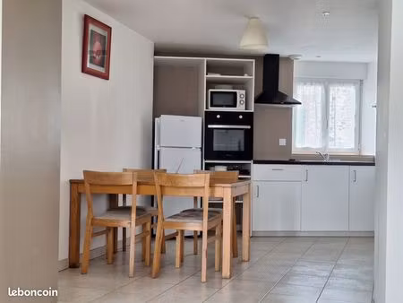 petite maison meublée - avec cour - centre bourg