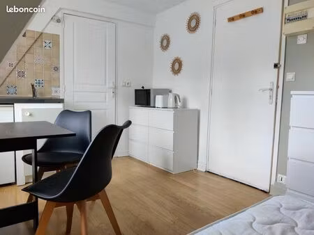 studio à 100m du port et du centre