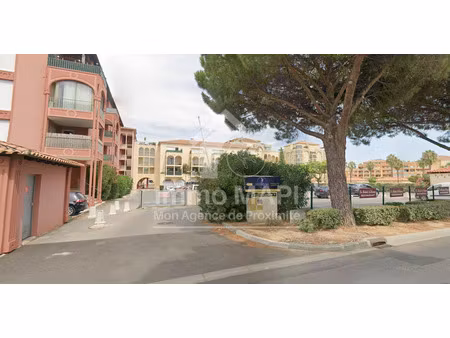 place de parking privée  port ariane