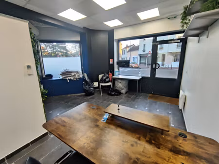 opportunité rare : petit local commercial en angle de rue