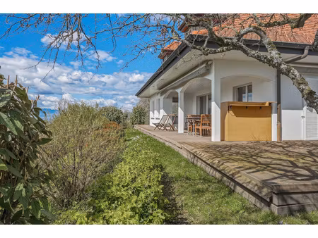 maison cossue avec vue panoramique