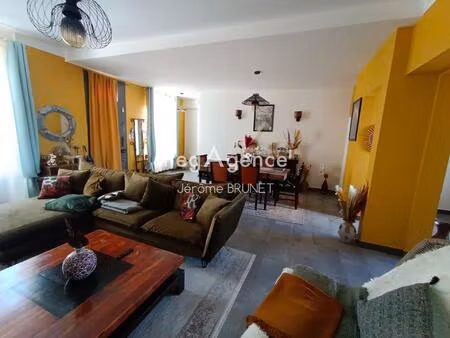 maison de ville avec dépendance (ex local commercial).