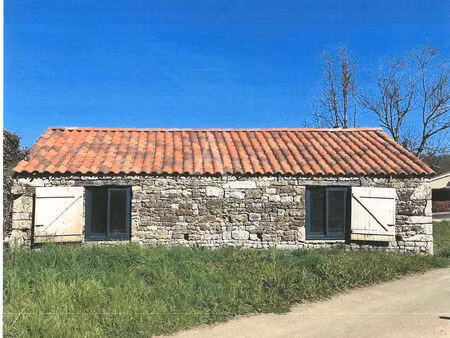 maison en pierres avec gros oeuvre en état.