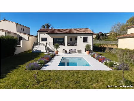 exclusivite - villa de 2024 sur 1351 m² de terrain a 5 minutes a pied des commerces