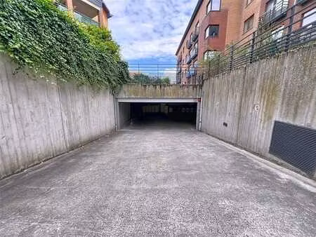 3 emplacements de parkings + 2 caves à saisir !