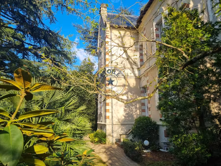 demeure 19ème avec dépendance et son parc au coeur de mûrs-e