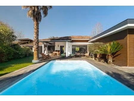 élégante maison de plain-pied avec piscine chauffée