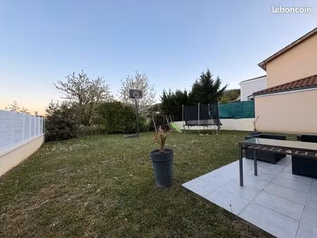 maison récente avec 3 chambres  garage et terrain arboré et plat - dpe b