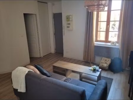 particulier loue t2 bis meublé  immeuble de caractère  place de l hotel de ville à narbonn