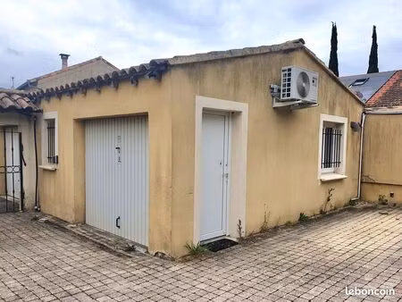 local 27 m2 pour atelier  garage  ou stockage  isolation et climatisé + point d'eau