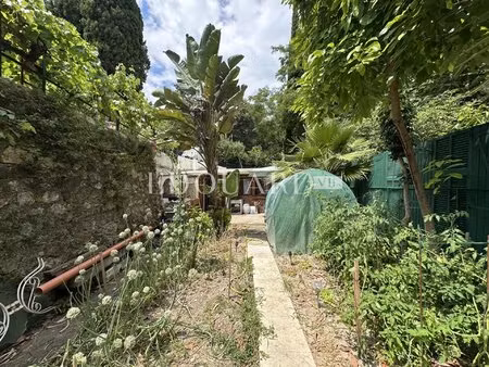 sur la commune de castellar  charmante maisonnette avec 6 parkings  exclusivité