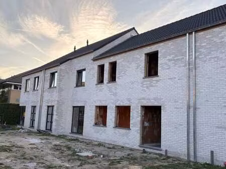 verrassend ruime gezinswoningen pal in centrum  met achte...