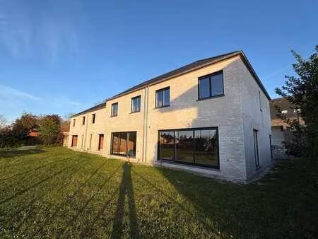 verrassend ruime gezinswoningen pal in centrum  met achte...