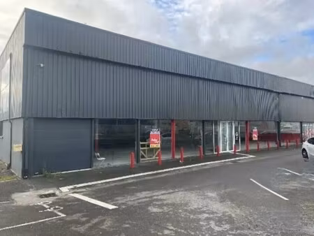 location commerce 924 m²