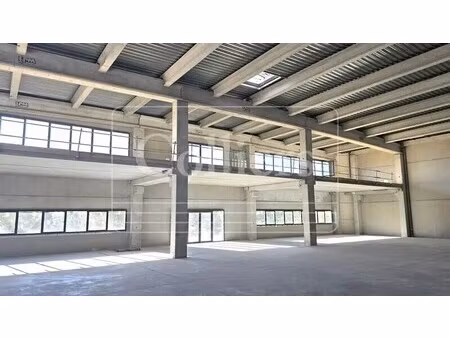 location local d'activités 636 m²