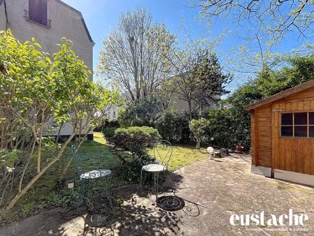 charmante maison ancienne avec jardin calme et lumineuse