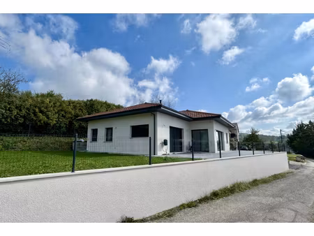 villa de 2024 sur les hauteurs de la cote saint andré