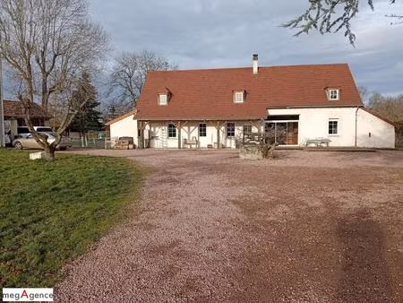 longère 4 chambres dépendances sur 6 7 ha de terrain.