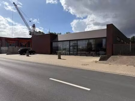 multifunctioneel bedrijfsgebouw bestaande uit kantoren/sh...