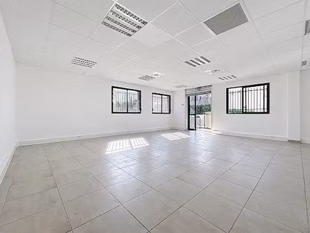 location locaux professionnels 58 m² à salon-de-provence (13300)  945 €