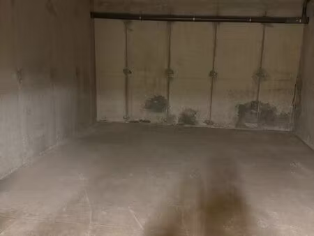 à louer grands garages de 24 m2 à porto- vecchio dans résidence securisée