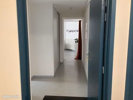 location f 3   2 chambres avec placards . grande pièce à vivre ( cuisine salon sam )couloi